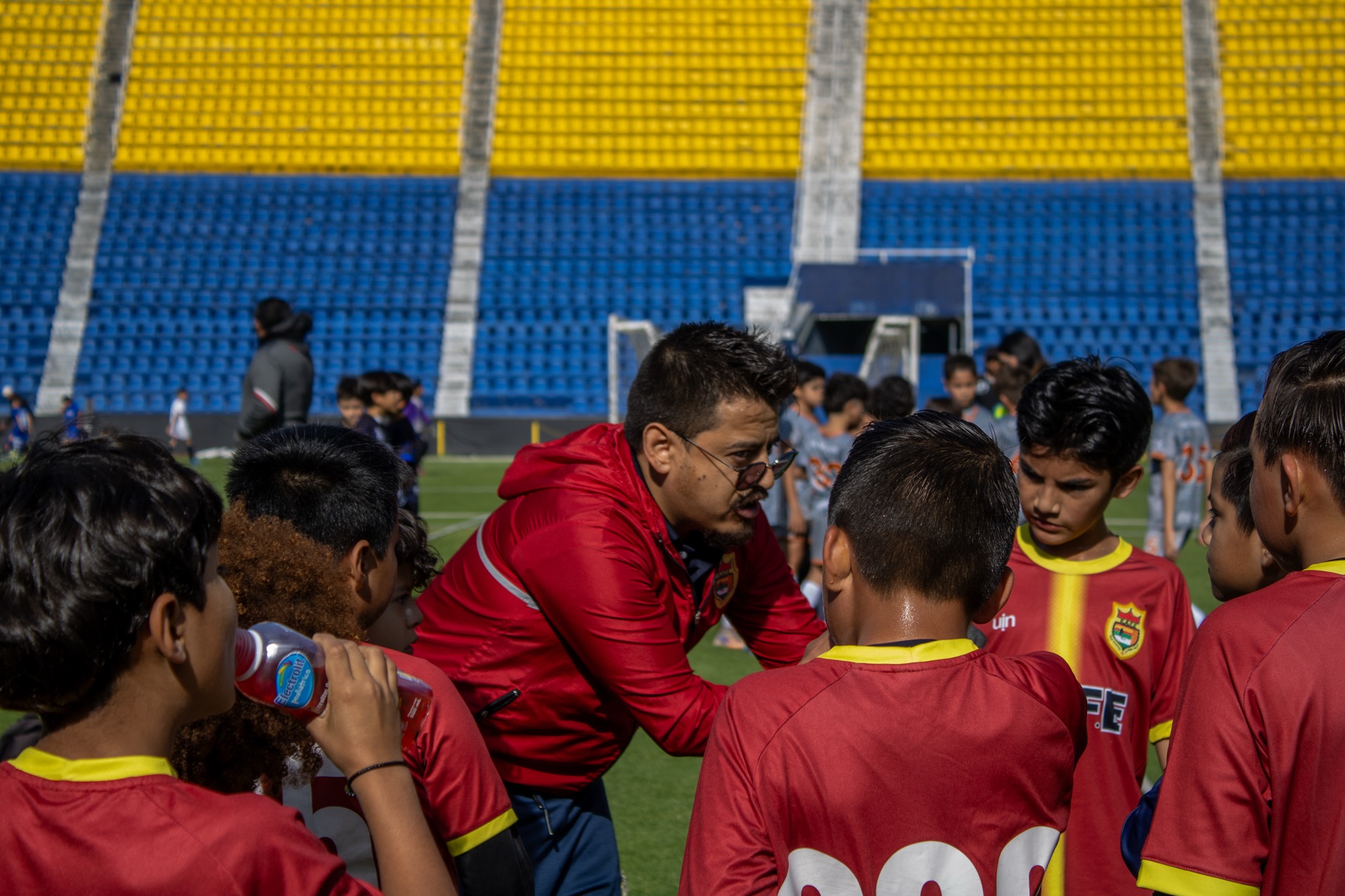 Jesús Vilchis dando indicaciones a su equipo en la cancha