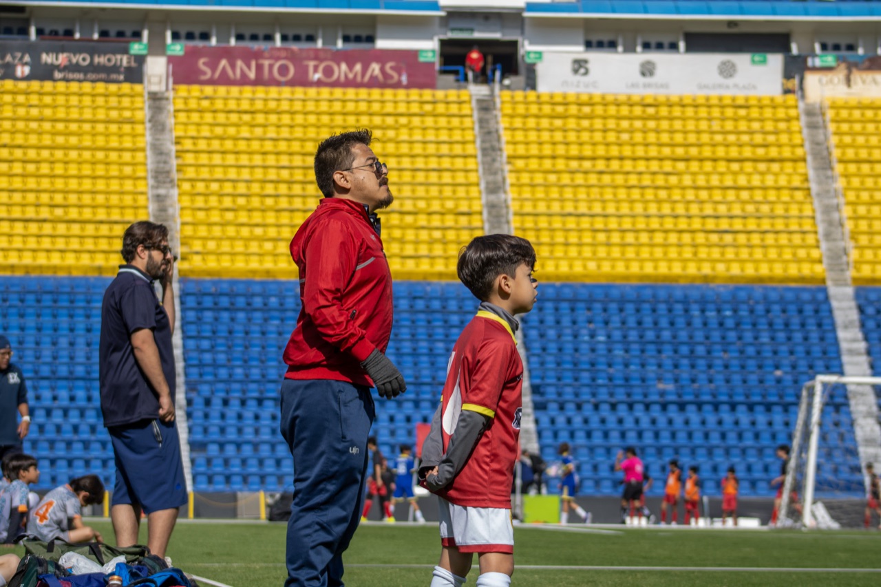 Jesús Vilchis observando el partido para analizar el rendimiento del equipo